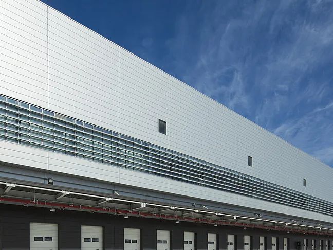Outstanding performance of polyurethane industrial lifting doors in modern i