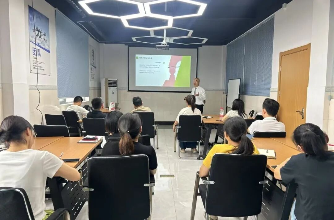 赋能情商·享受职场丨江苏华恬开展《情商与职场关系》专题培训